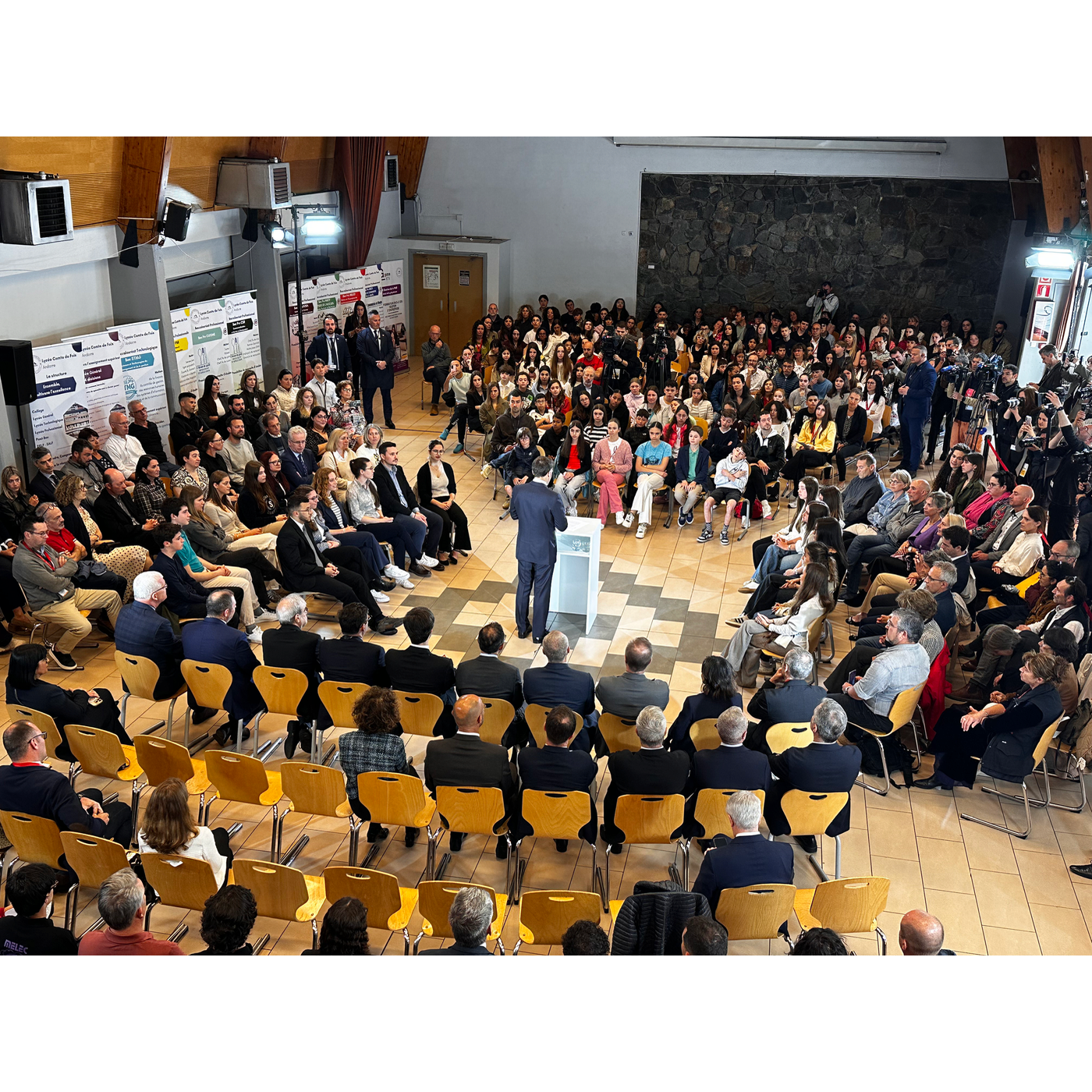 episode cover Emmanuel Macron a réaffirmé son soutien à la jeunesse Andorrane