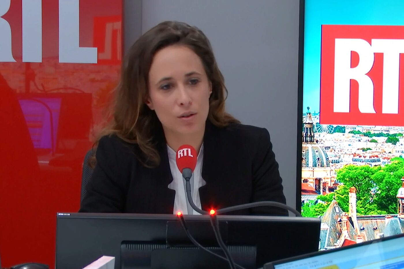 "C'est une plaisanterie" : sur RTL, Clémence Guetté dénonce le comportement "pathétique" du PS après les propos de François Hollande sur le 49.3