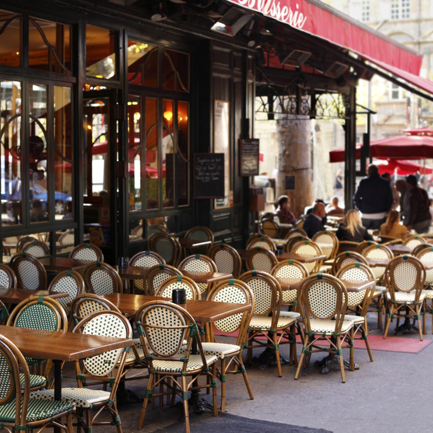 Cafés, brasseries, bistrots : comment ces lieux façonnent-ils la société ?