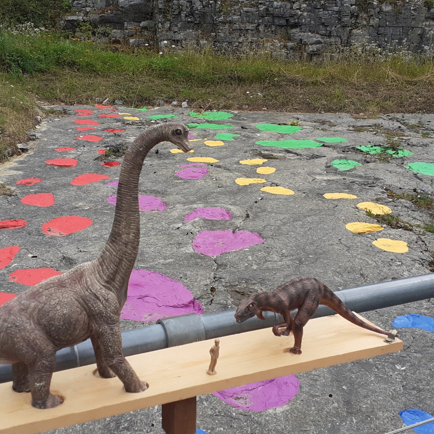Empreintes de dinosaures et caractéristiques géologiques à Loulle dans le Jura episode artwork