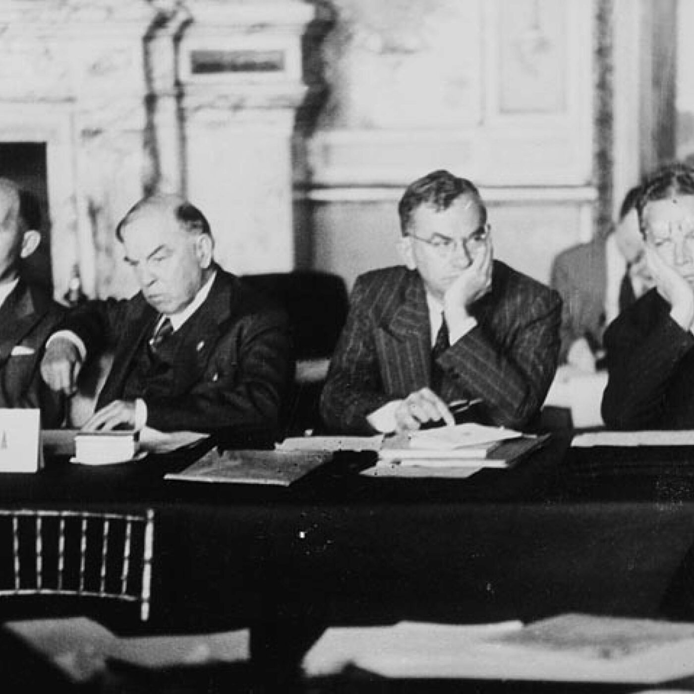 10 février 1947: La paix avance en Europe avec la signature de Traité de Paris episode artwork