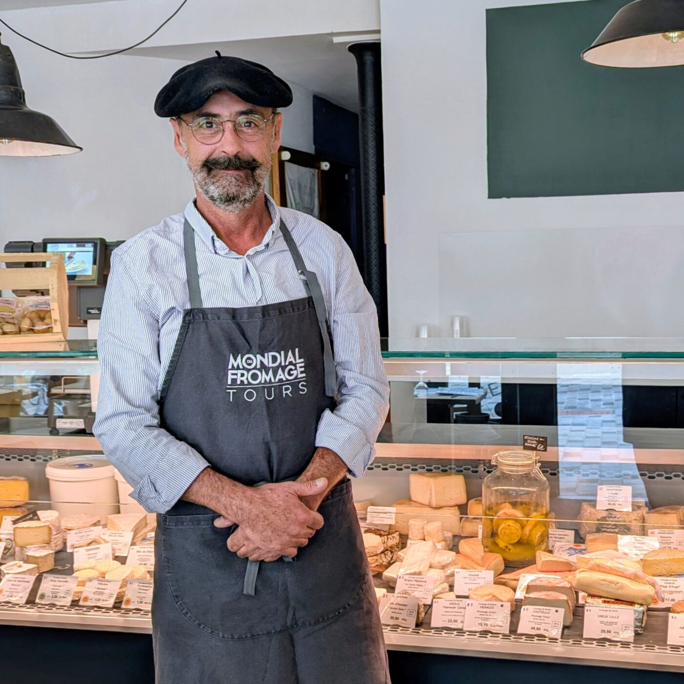 Le Bar Bickett : un lieu de convivialité pour les amateurs de fromage episode artwork