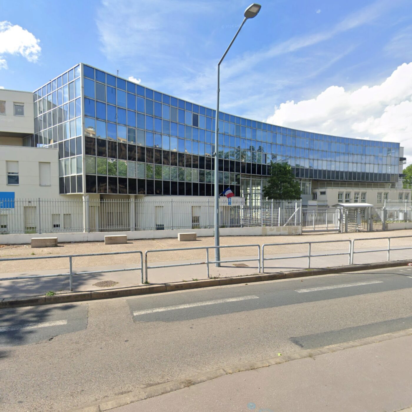 Violences aux abords des lycées de l'est lyonnais, est-ce une fatalité ? episode artwork
