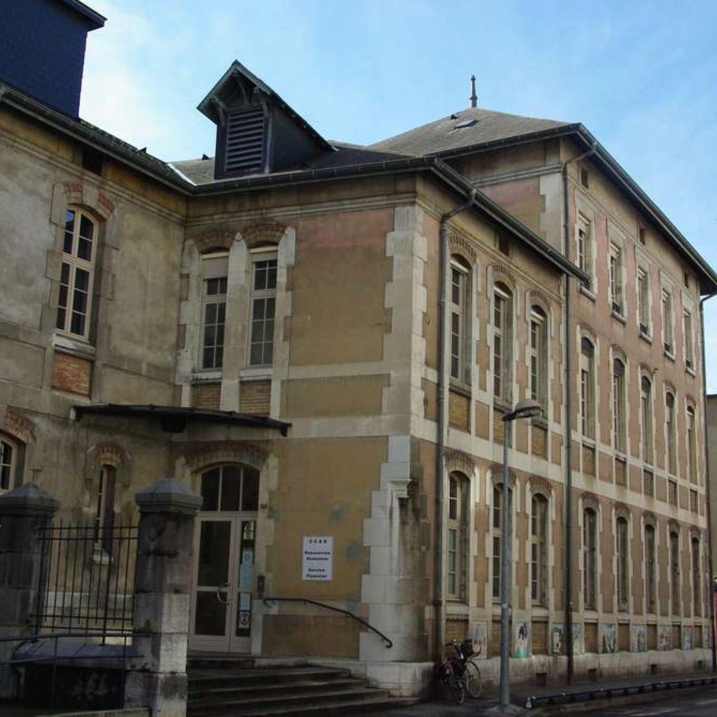 Congrès des CCAS : 2 500 bénéficiaires à Chambéry pour "régler la facture d'eau chaude" episode artwork