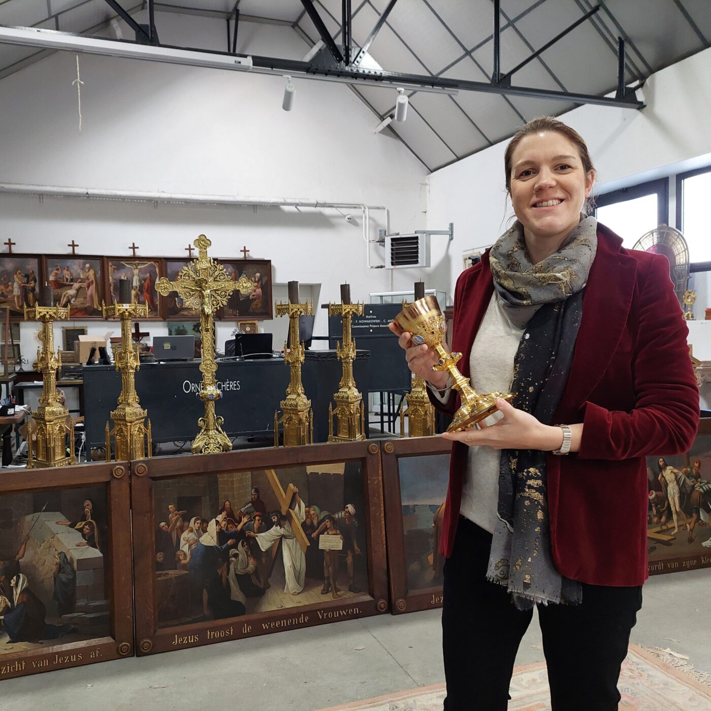 Une vente internationale d'objets religieux d'exception organisée à Alençon episode artwork