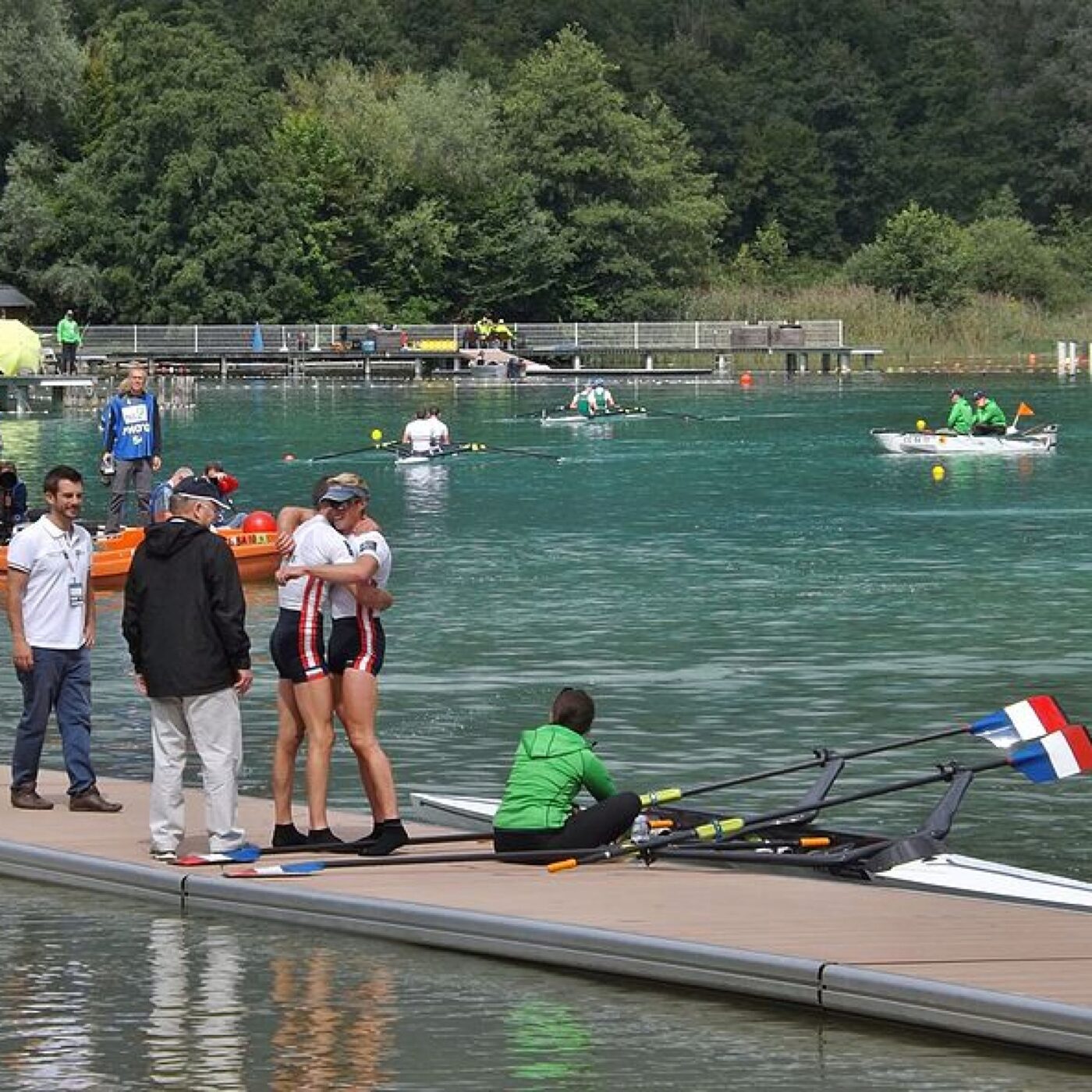 J-100 Paris 2024 : Aiguebelette et son lac, terrain de préparation de l'équipe grecque d'aviron episode artwork