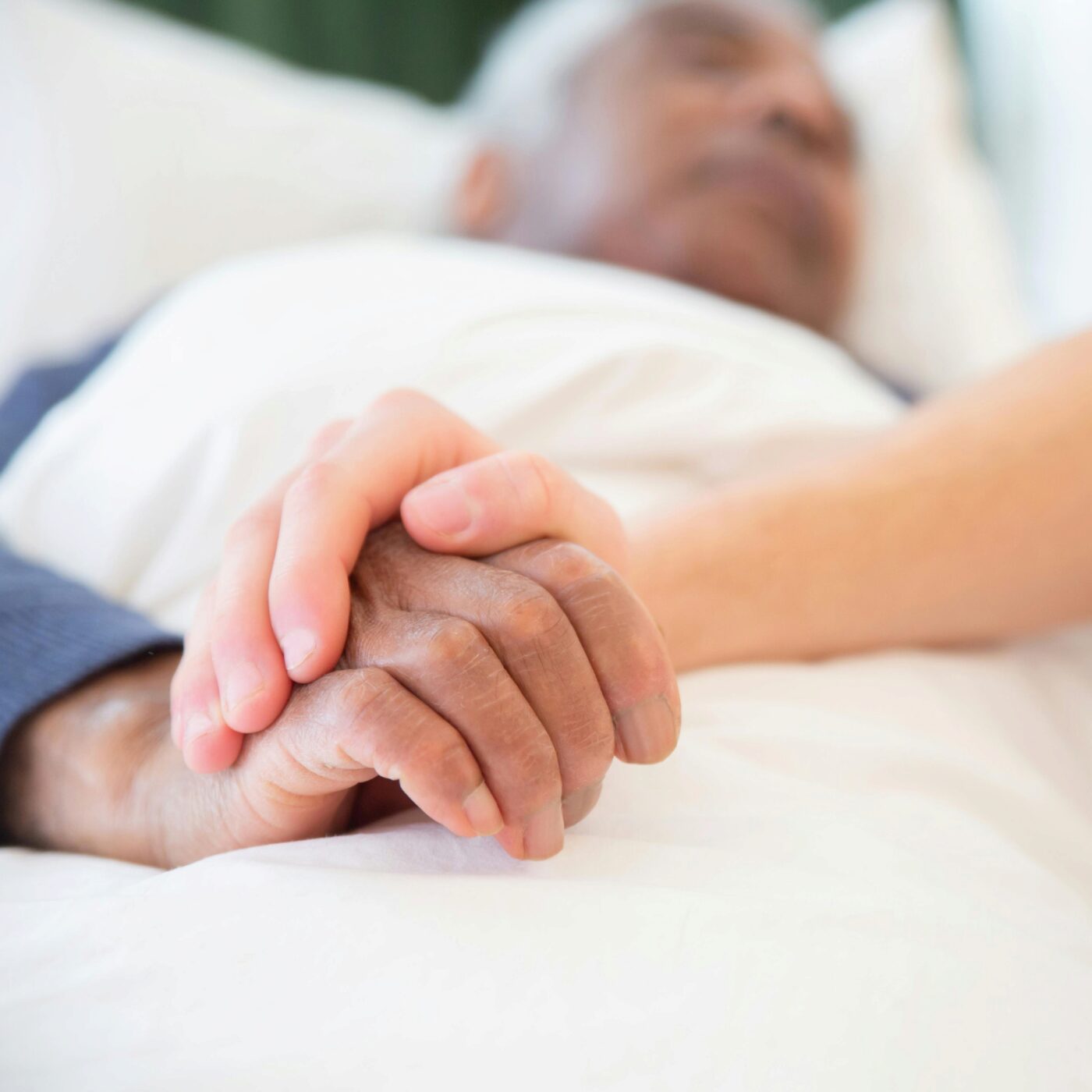 Fin de vie : devant l'Assemblée, un rassemblement contre le projet