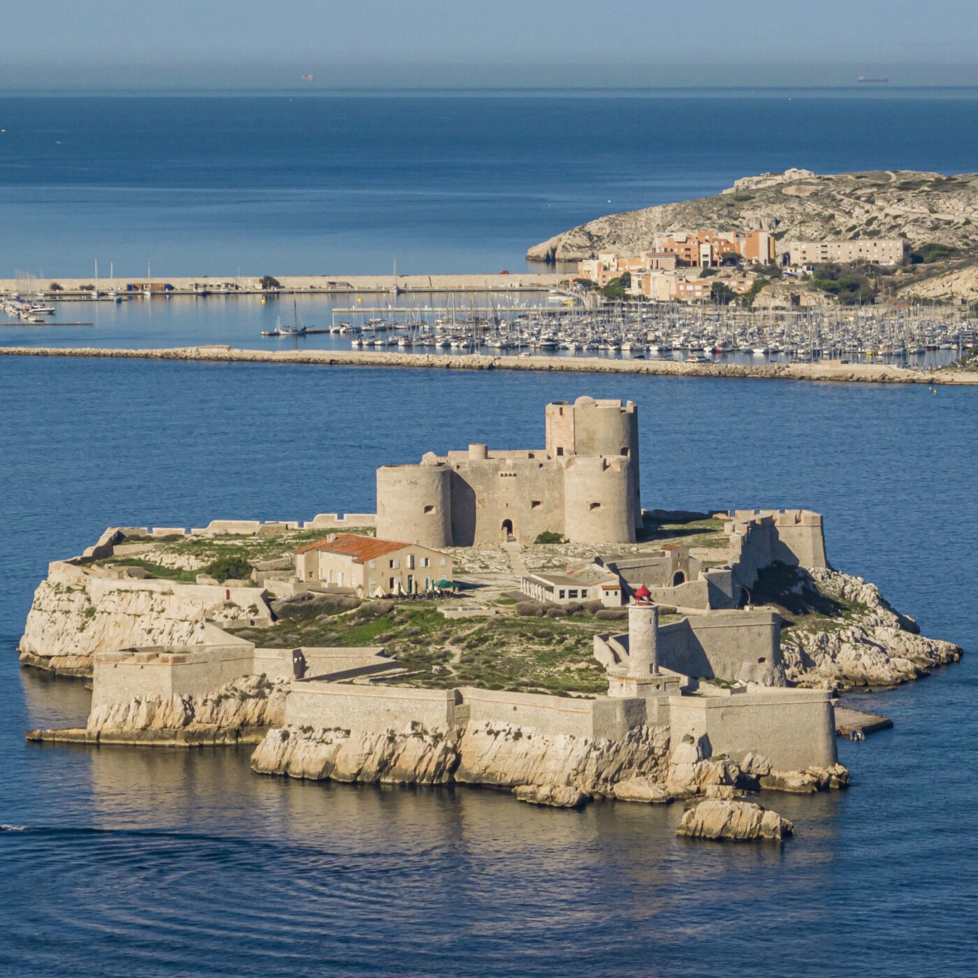 Armelle Baduel, est administratrice du Château d'If à Marseille episode artwork