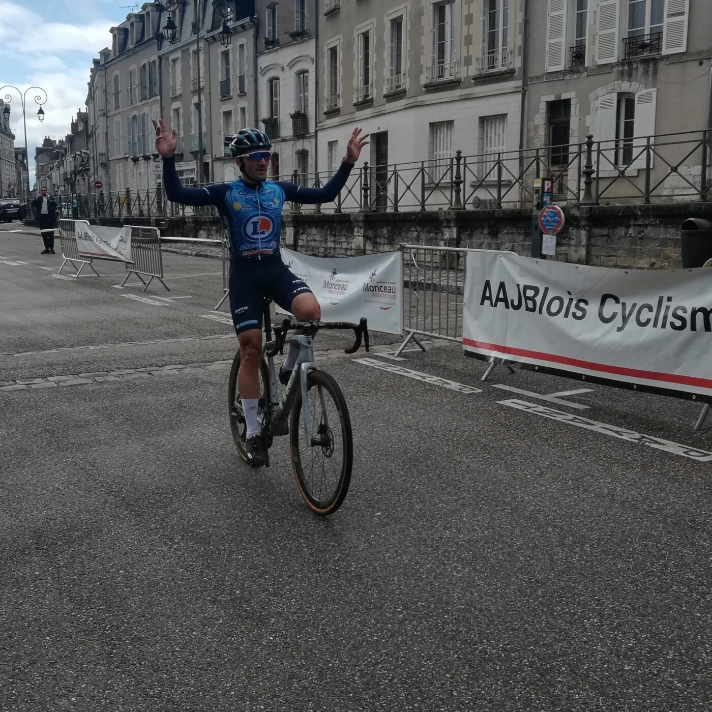 Blois a accueilli une course de cyclocross urbain episode artwork