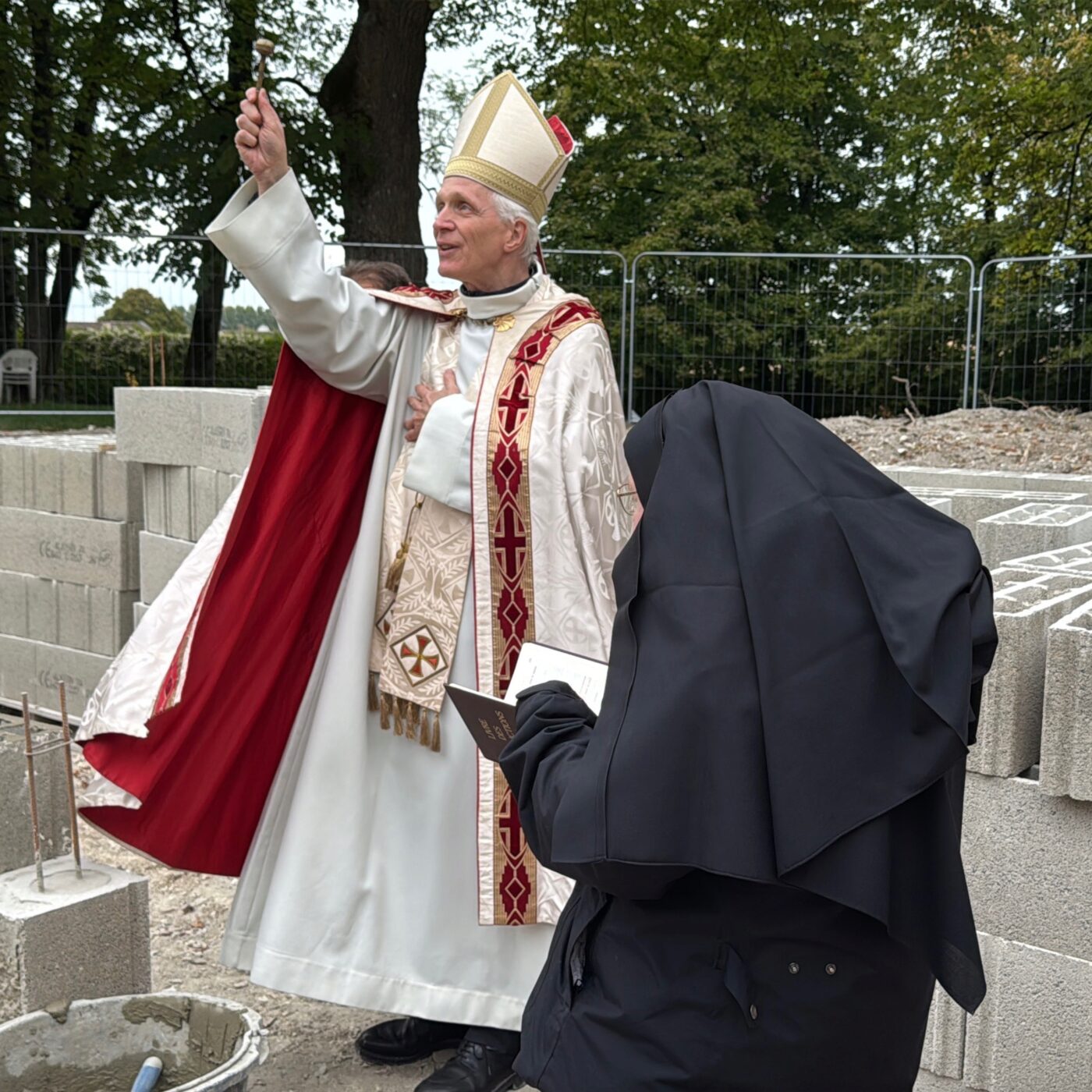 L’Épine : Mgr Javary bénit le futur pavillon Saint-Jean et relance l’appel aux dons ! episode artwork