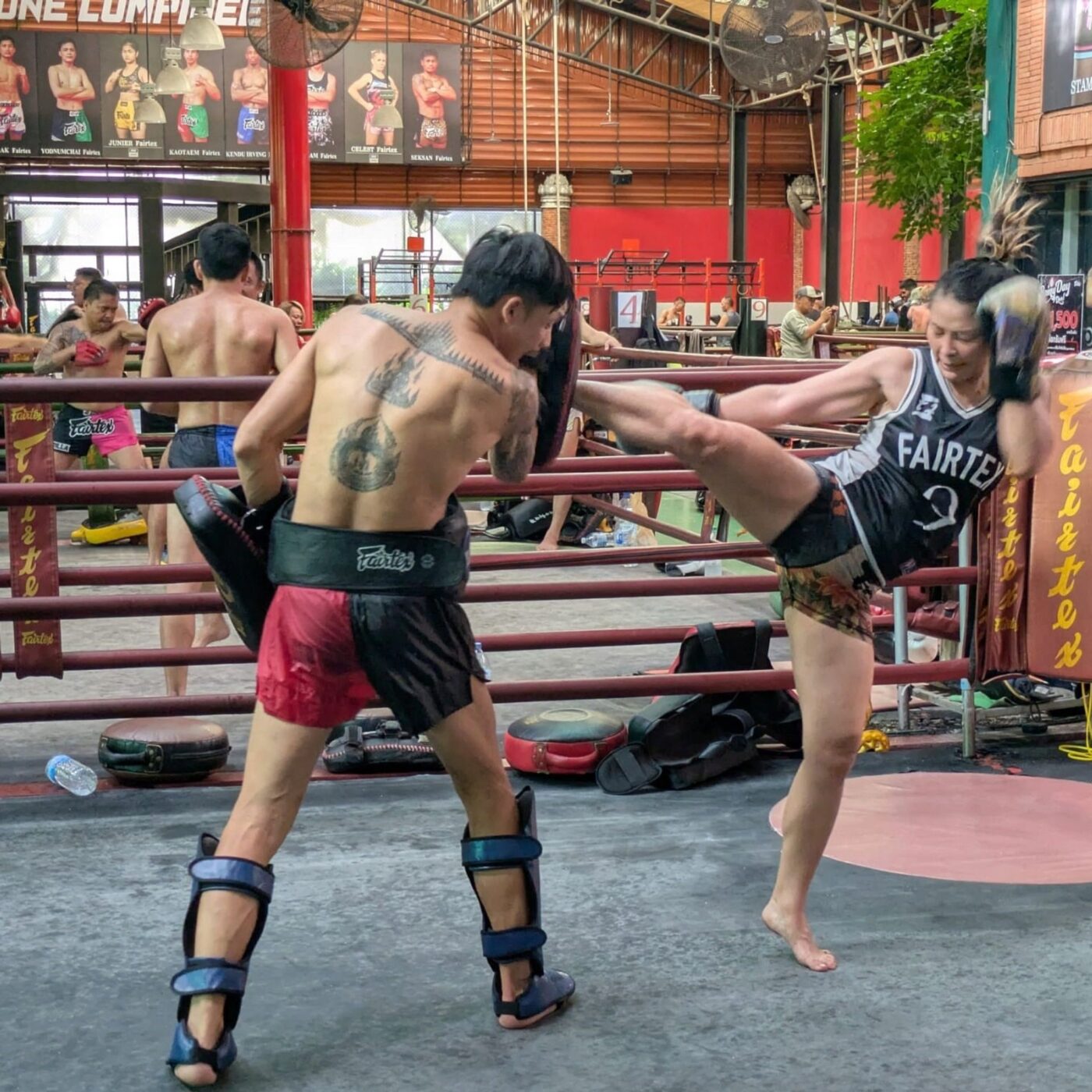 La boxe thaï, de plus en plus féminine