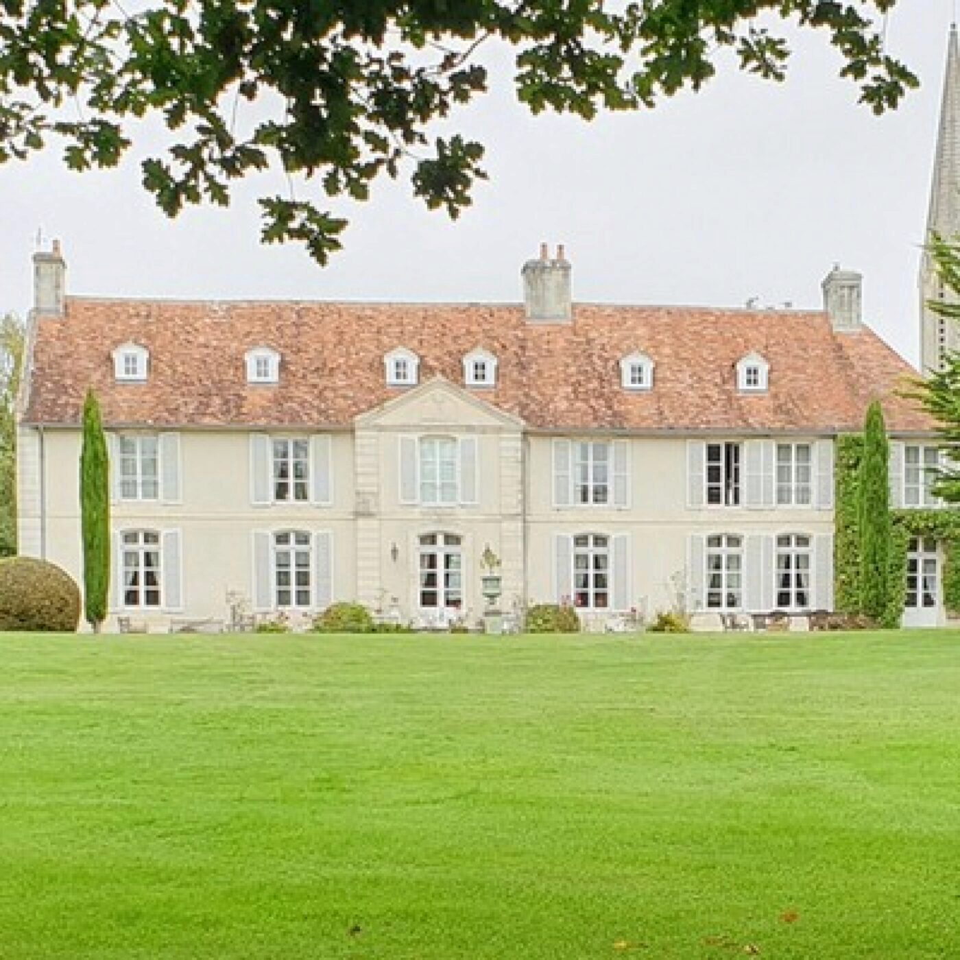 Comment Yves de Petiville a-t-il acheté le manoir de sa famille ? episode artwork