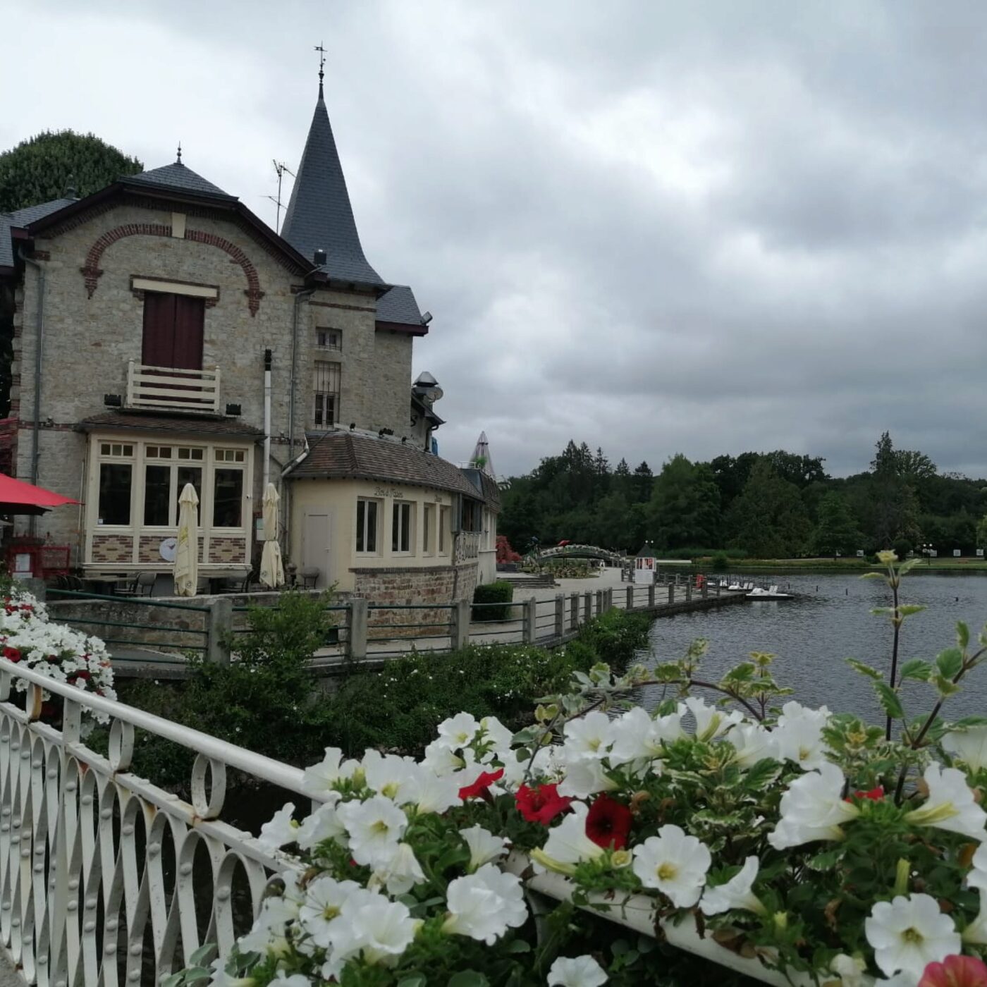 Bagnoles-de-l'Orne : une ville thermale en pleine campagne normande episode artwork