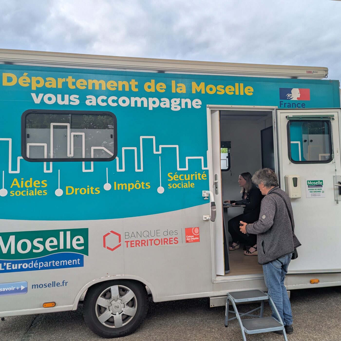 Le Bus France Services Moselle accompagne dans les démarches administratives episode artwork
