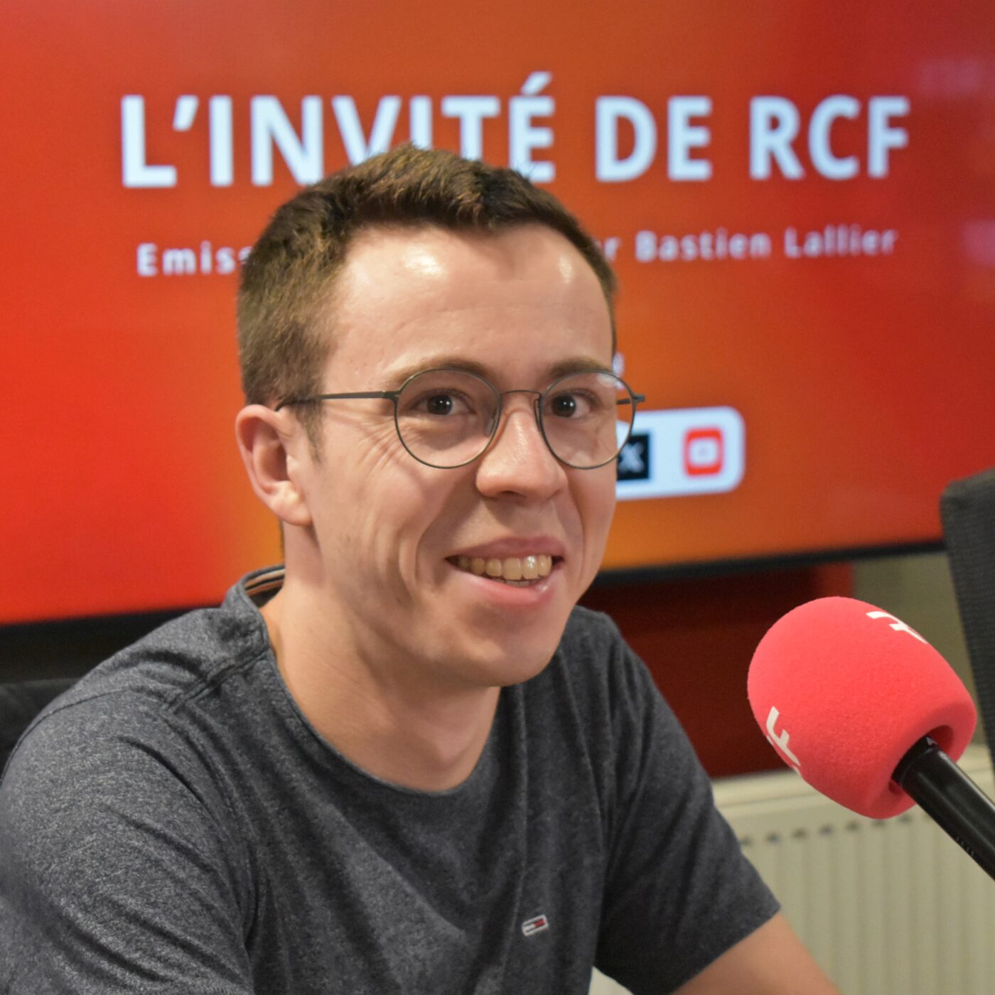 Les internes en médecine manifestent contre la régulation des installations episode artwork
