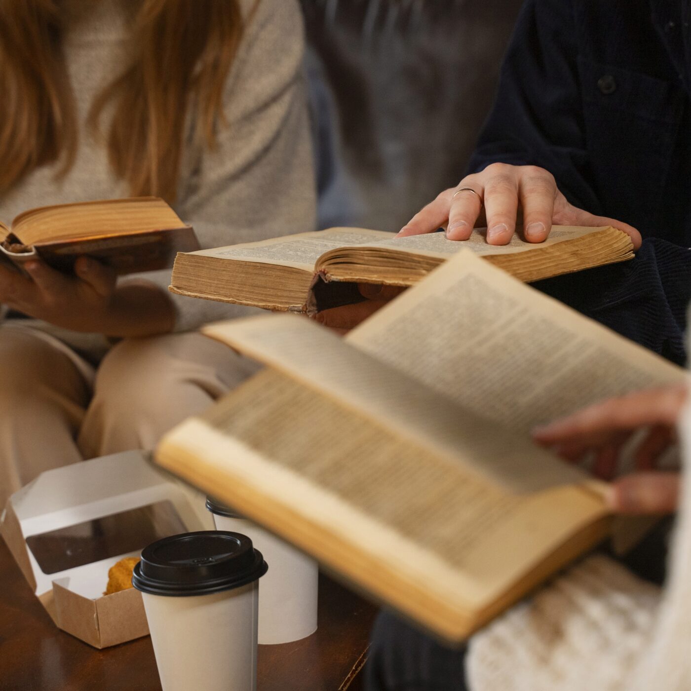 Nuits de la lecture : comment redonner envie de lire aux Français ?