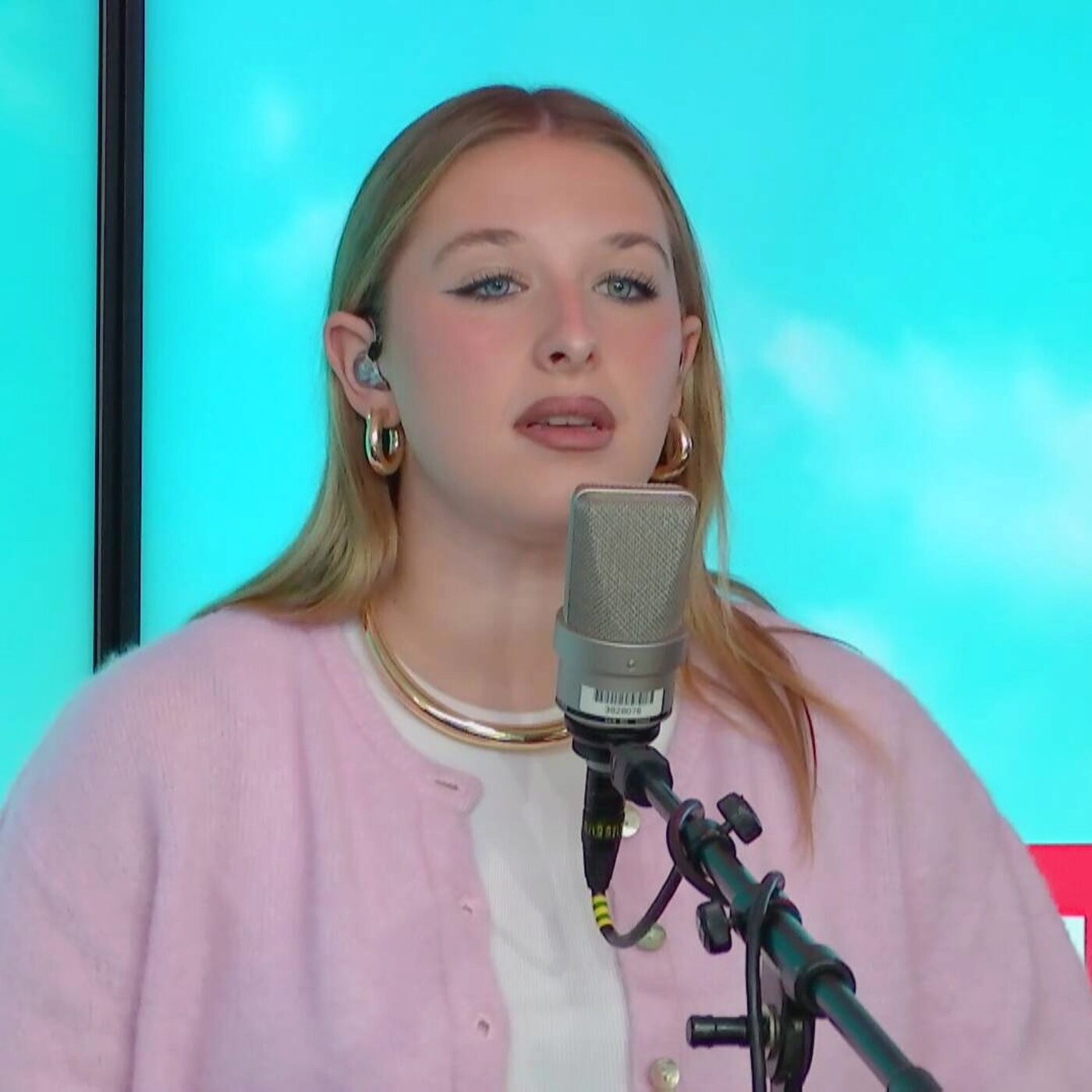 Helena, lauréate du Prix de l'Album RTL 2025 interprète "Tout a changé (Rien n'a changé)"