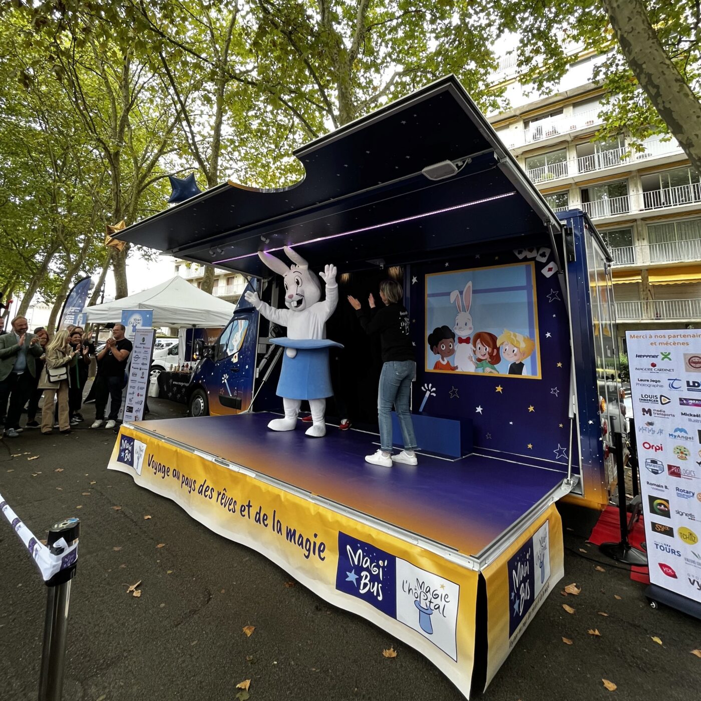 Le Magibus quitte la Touraine pour visiter 40 hôpitaux pédiatriques de France episode artwork