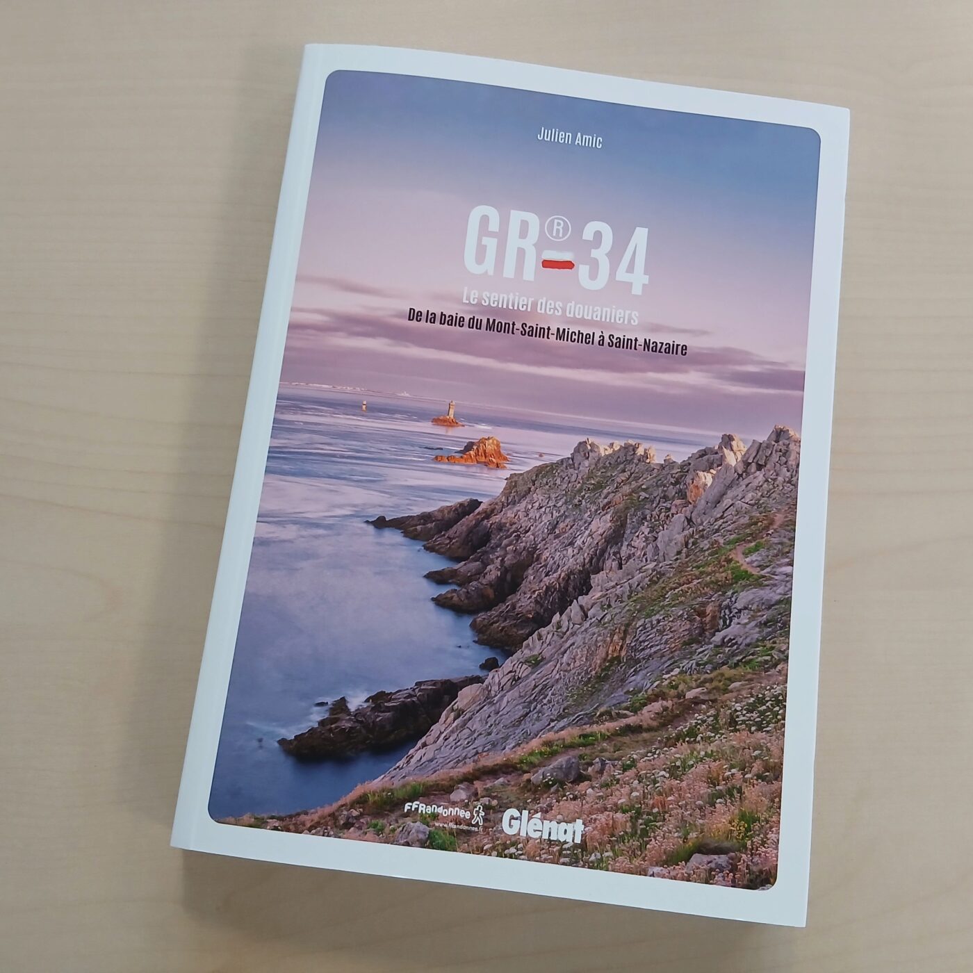 Julien Amic, auteur de GR34, le sentier des douaniers aux éditions Glénat episode artwork