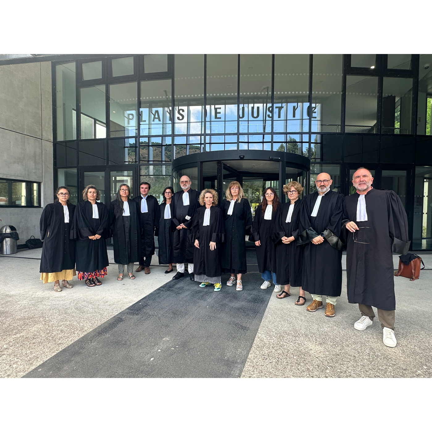 episode cover « Justice morte » : à Foix, les robes noires dénoncent une réforme « qui protège les institutions plus que les individus »