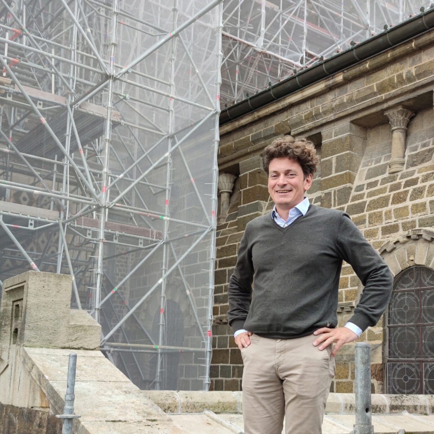 Étienne Barthélemy - Les travaux à la cathédrale du Puy-en-Velay avancent episode artwork