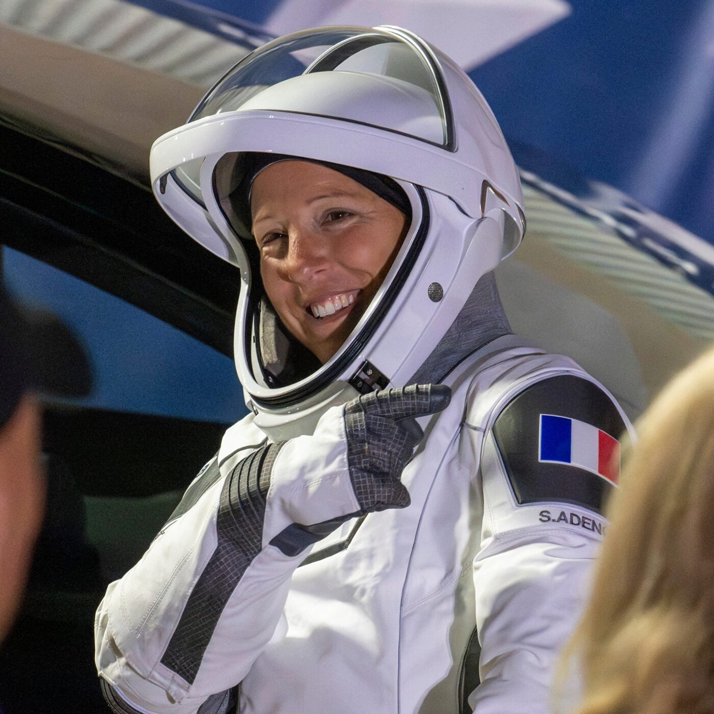 L'astronaute française Sophie Adenot exhorte les humains à prendre "soin les uns des autres" episode artwork