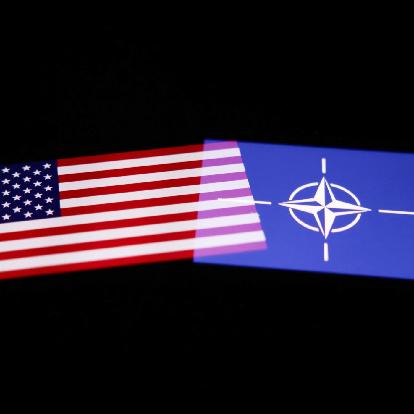 On dit partout que Trump abandonne l’Europe. Et si c’était faux ?