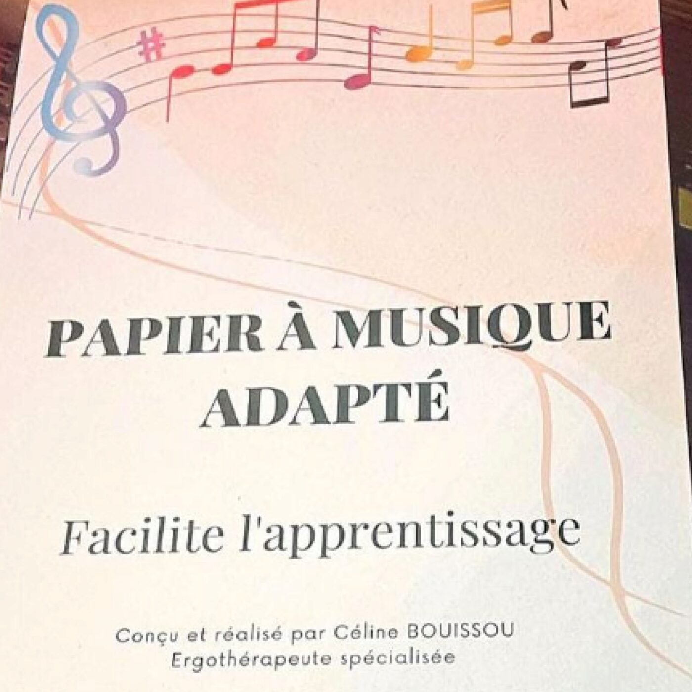 Une ergothérapeute haut-savoyarde invente le papier à musique adapté ! episode artwork