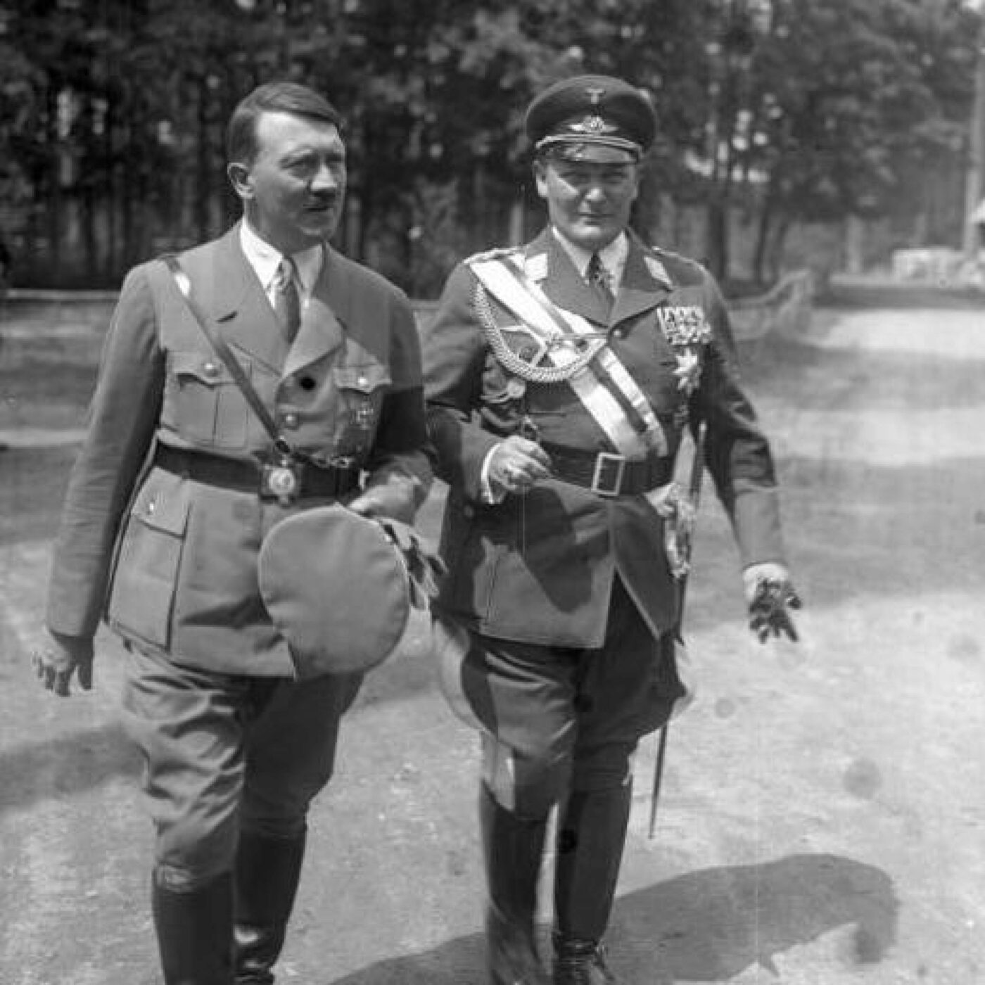 2 août 1934: Hitler Chancelier et Président du Reich allemand episode artwork