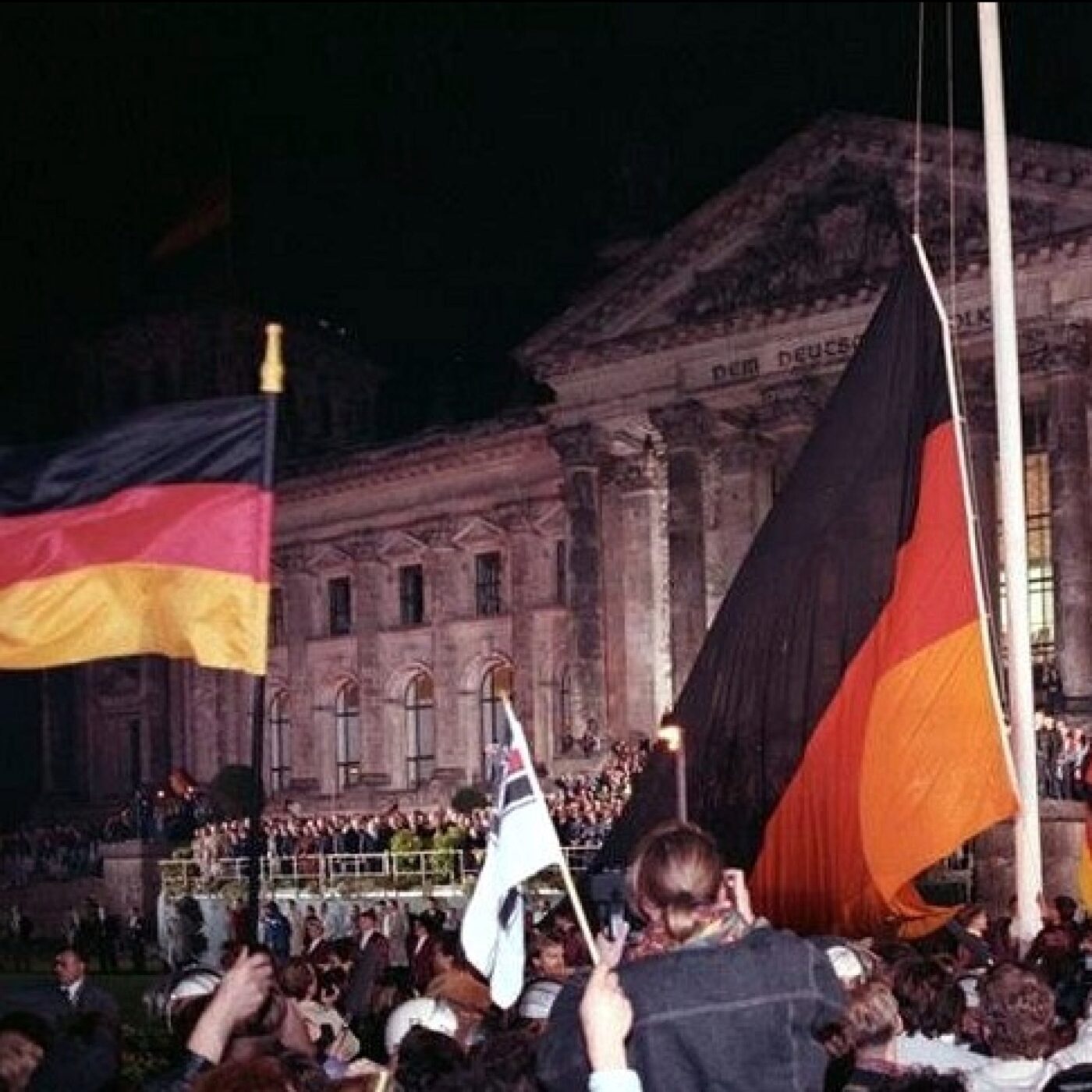 3 octobre 1990: L'Allemagne se réunifie.