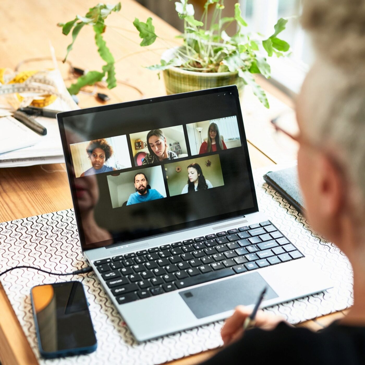 Deepfakes : pourquoi l'astuce virale pour démasquer les escrocs ne fonctionne déjà plus