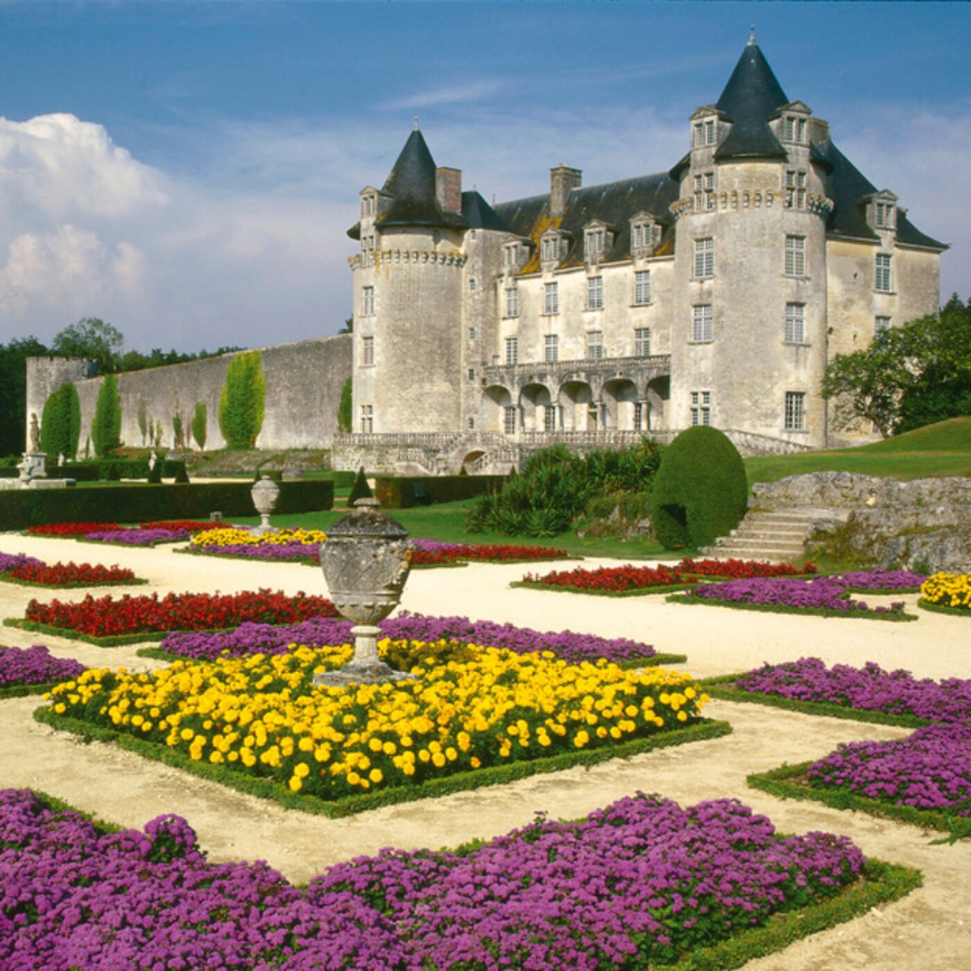 Le château de la Roche Courbon episode artwork