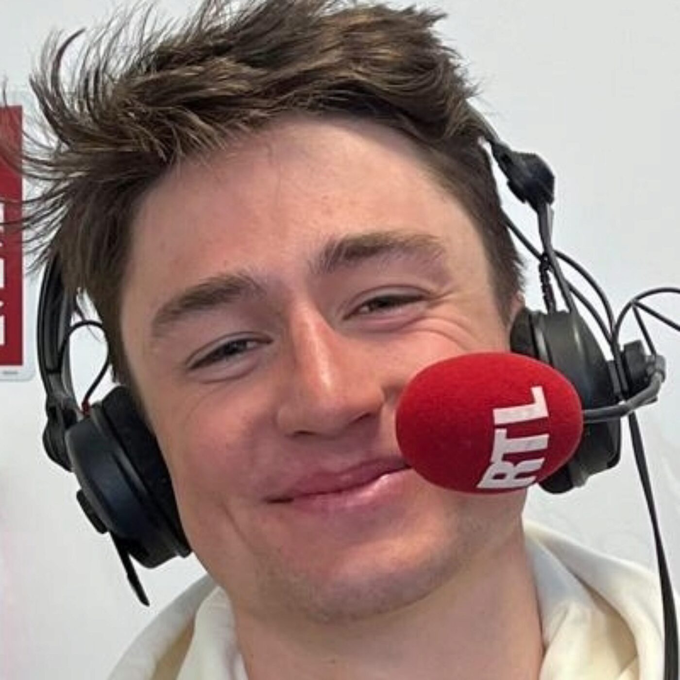 "L'objectif reste d'aller chercher les six médailles" : en argent alors qu'il visait l'or, le biathlète Éric Perrot "satisfait" de sa "belle course" sur l'individuel des JO