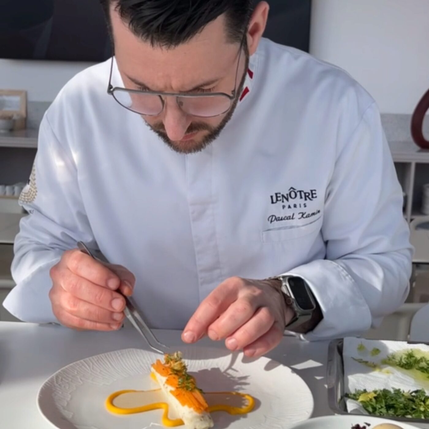 Duo d'asperges vertes et blanches, mayonnaise à l'ail noir de Pascal Kamin