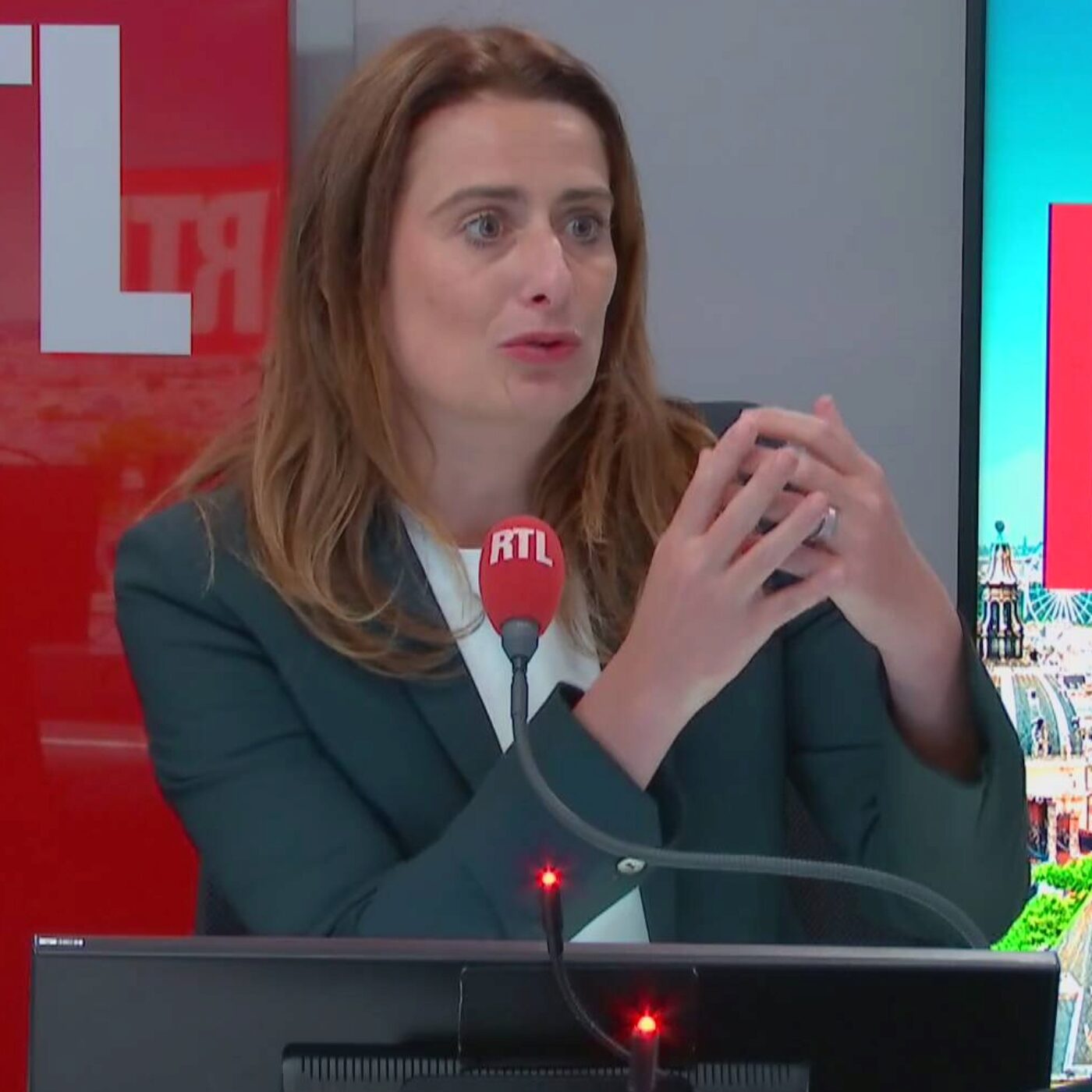 "Je criais et je l'insultais" : Marine Tondelier raconte sur RTL sa peur après avoir été piégée par un faux taxi