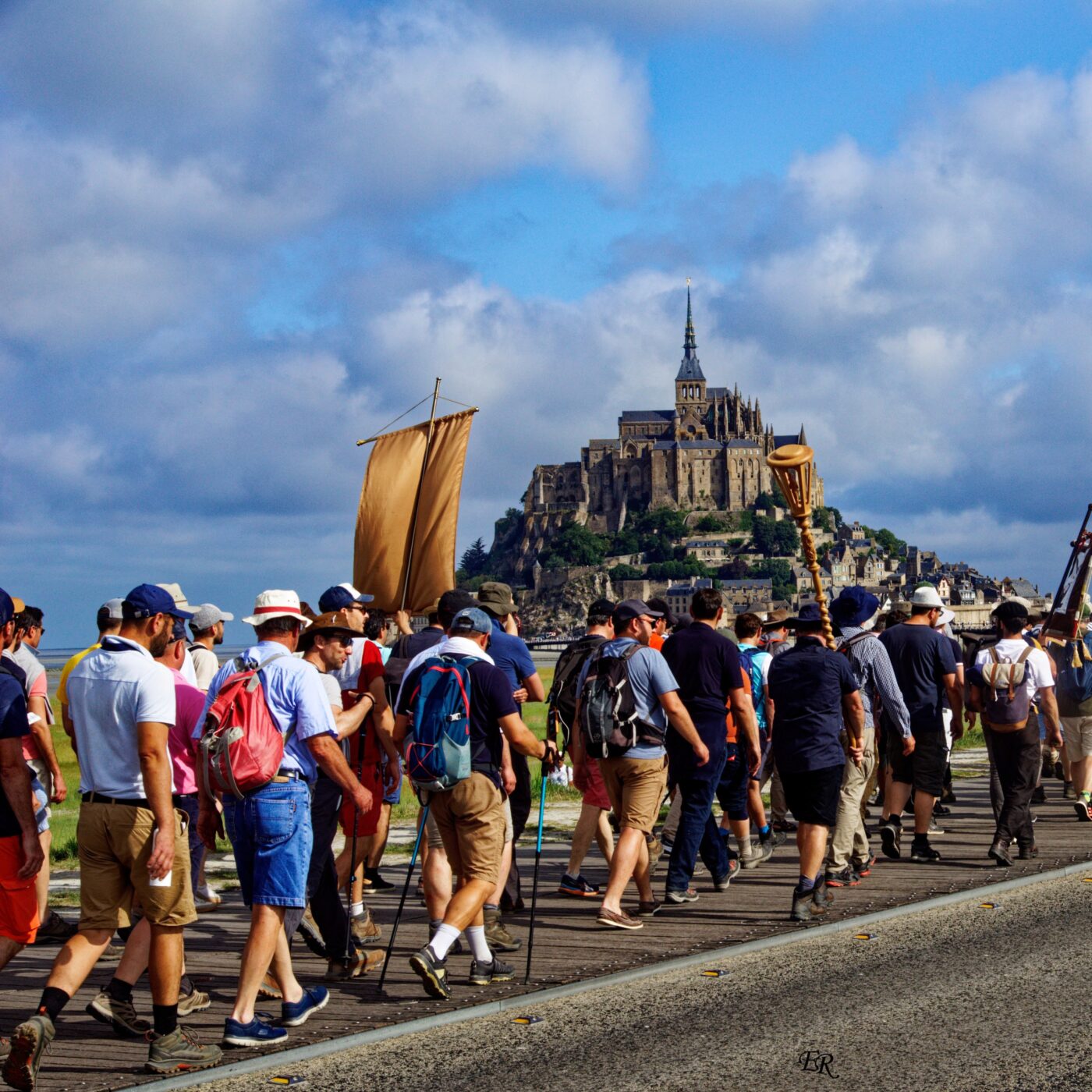 À la recherche de chapitres normands pour le pélé des pères de famille au Mont-Saint-Michel episode artwork