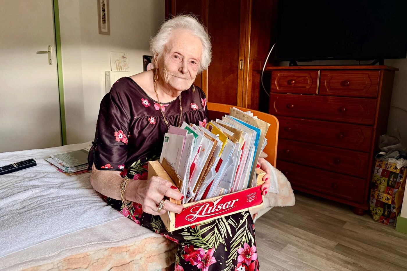 "J'en ai de partout" : Liliane, 89 ans, reçoit des lettres de la France entière depuis son appel sur les réseaux sociaux