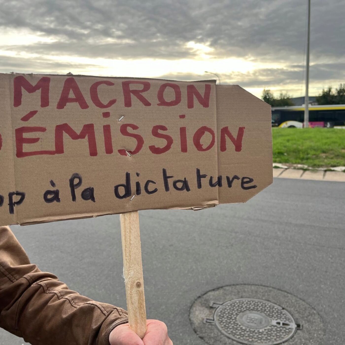 Plus de 1000 personnes mobilisées à Blois ce 10 septembre episode artwork