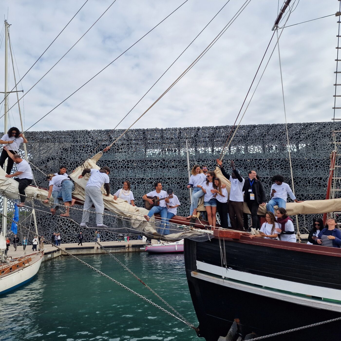 Le Bel Espoir accueilli à Marseille avec un festival pour la paix episode artwork