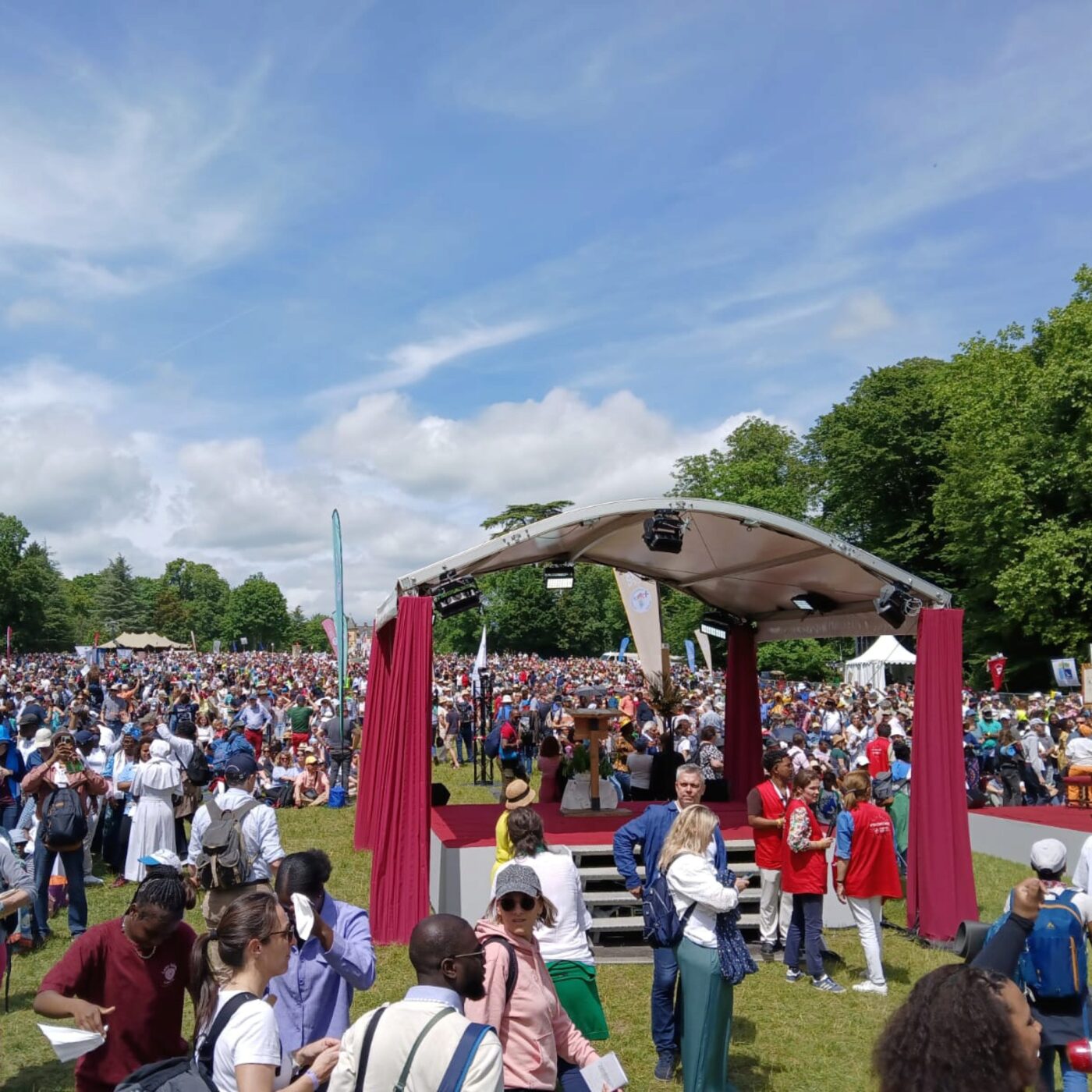 12000 pèlerins du diocèse de Versailles rassemblés pour fêter le Jubilé episode artwork