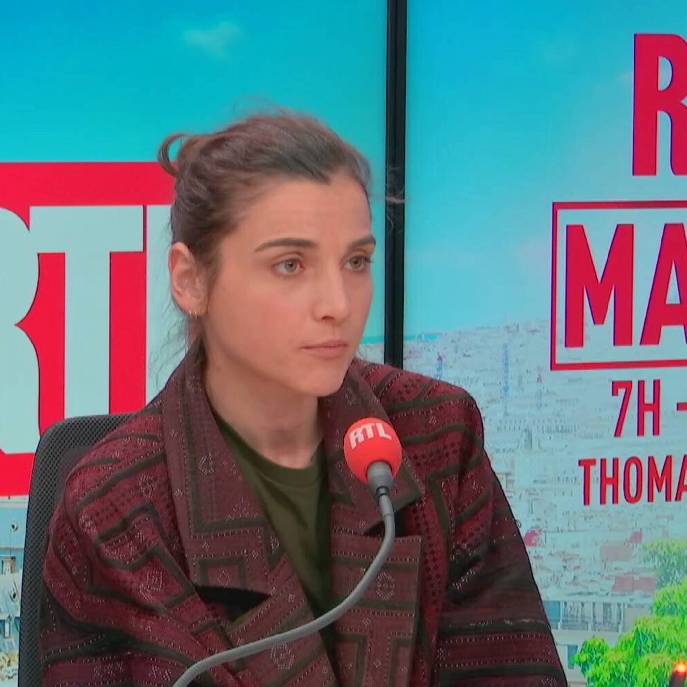 Élise Blanchard, journaliste, évoque "son choc" après son enquête dans la maison d'un taliban episode artwork