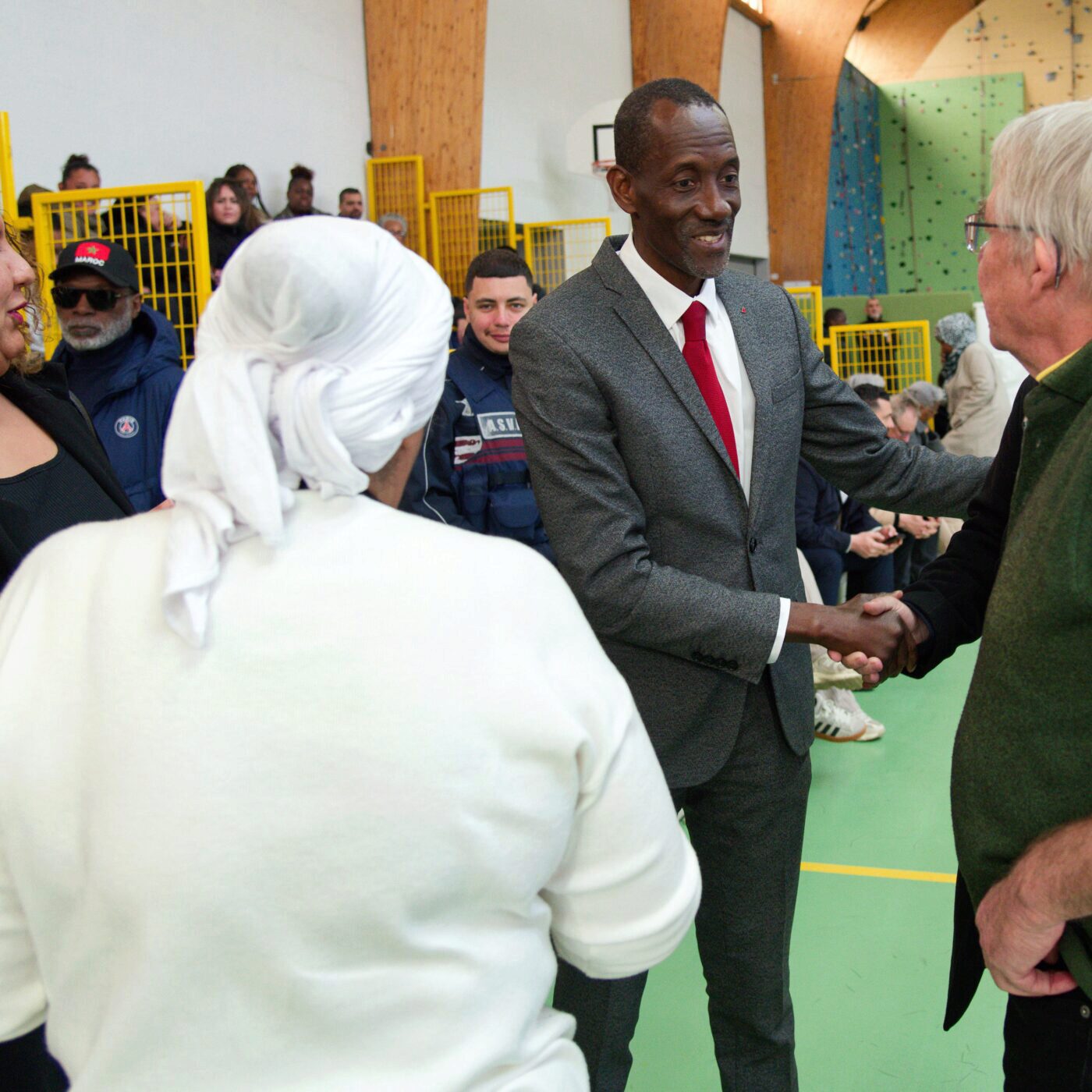 "Ce qui se passe dans certaines mairies est le prolongement direct de la stratégie de LFI", estime le politologue Jean Petaux