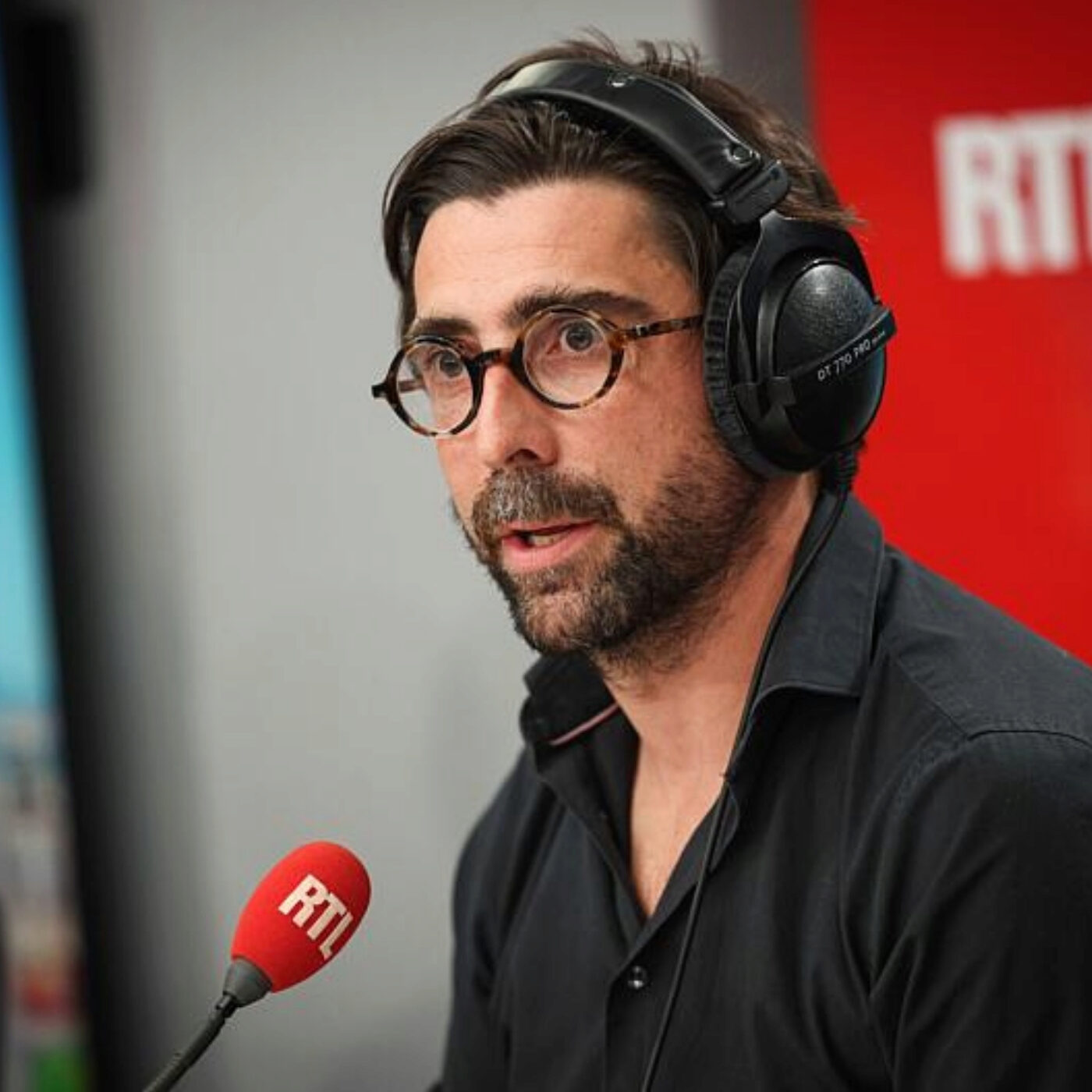 LFI plus dangereux que le RN ? "Oui" pour Élie Semoun qui dit sur RTL ne "pas supporter l'antisémitisme affiché" des insoumis episode artwork