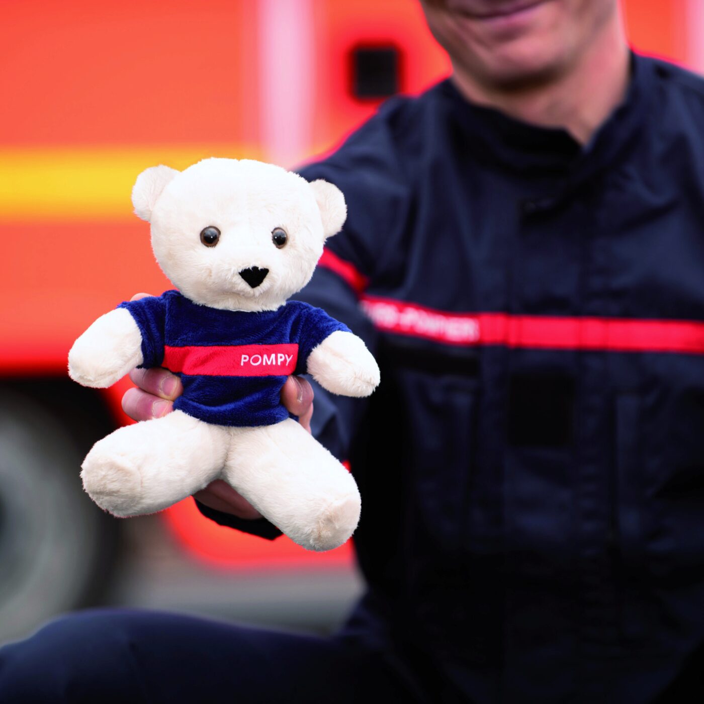 Les peluches Pompy arrivent dans les ambulances des pompiers vendéens episode artwork