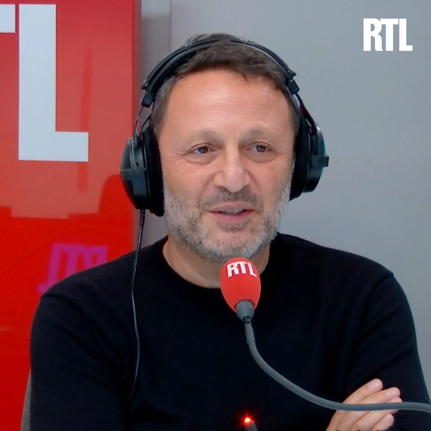 Le Journal Inattendu de l'animateur Arthur qui publie "J'ai perdu un bédouin dans Paris"
