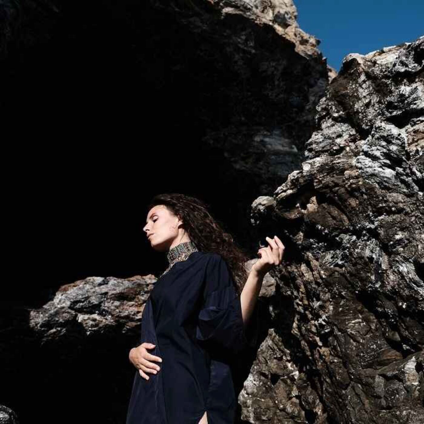 "On me dit pythie, prêtresse, sorcière" (Dafné Kritharas) "On me dit pythie, prêtresse, sorcière" (Dafné Kritharas)