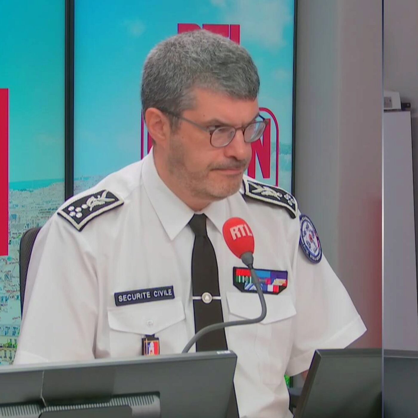 Julien Marion, directeur général de la Sécurité civile, mentionne un "cocktail explosif" pour les feux de forêt episode artwork