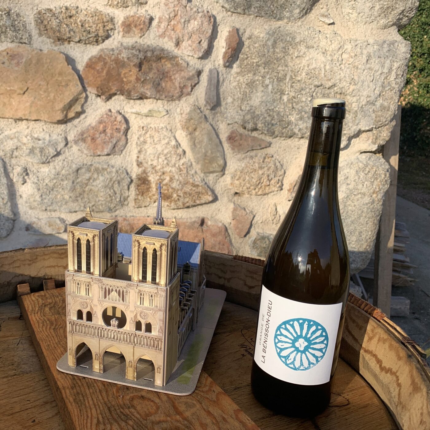 Le vin blanc de "La Bénisson-Dieu" choisi pour la messe à Notre-Dame de Paris  episode artwork