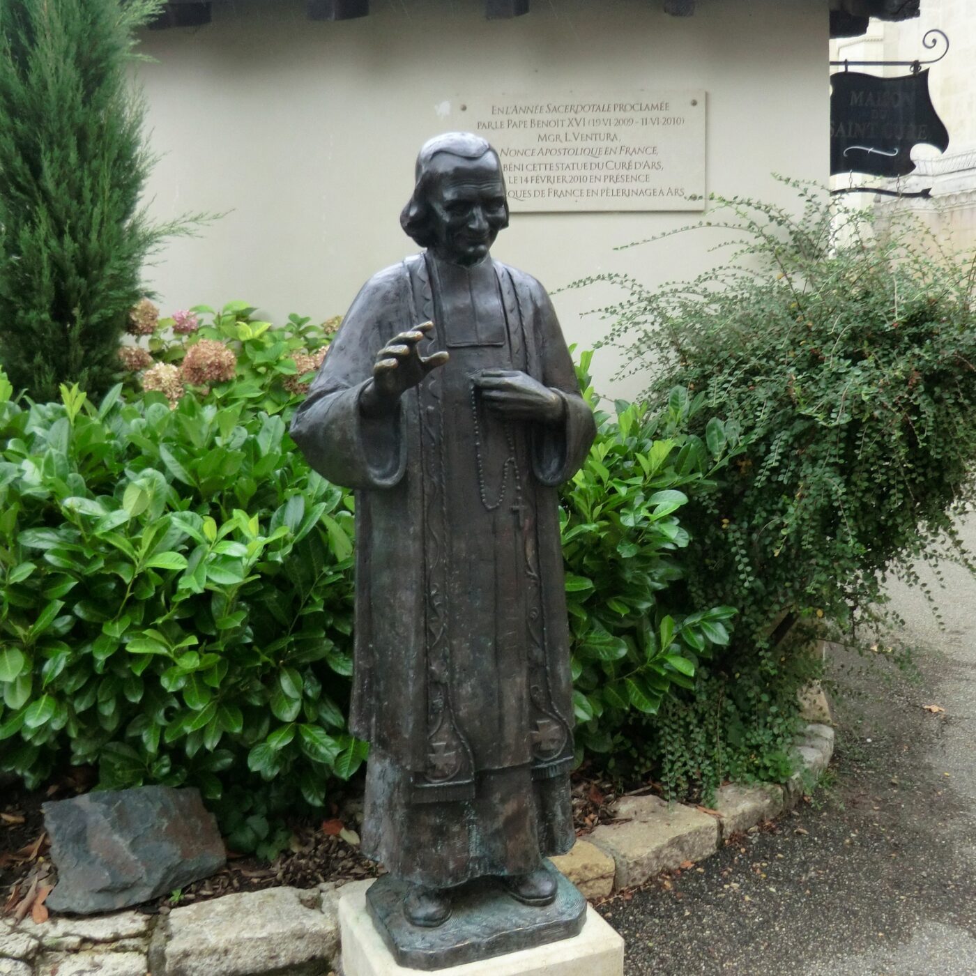 L'Eglise célèbre les 100 ans de la canonisation du saint curé d'Ars episode artwork