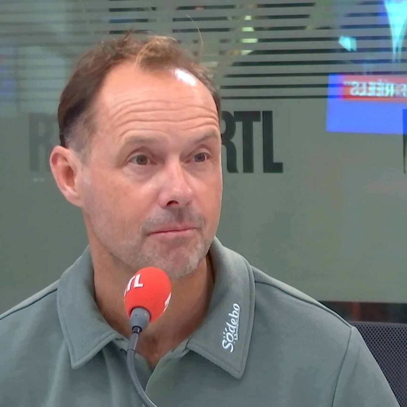 "On a affronté des vagues de 10 mètres" : sur RTL, Thomas Coville et Benjamin Schwartz racontent leur record du tour du monde à la voile episode artwork